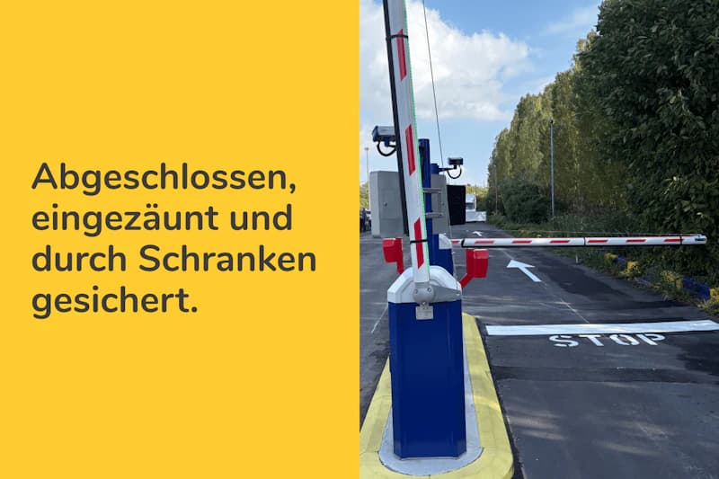 Zufahrtsschranke mit geöffnetem Absperrarm, blauem Steuergehäuse, Asphaltspur und Haltemarkierung.