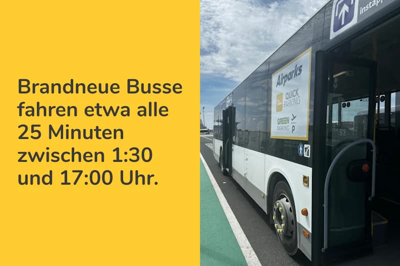 Shuttlebus mit offener Tür an Haltezone, Seitenaufkleber Airparks Quick Parking und blauer Himmel.