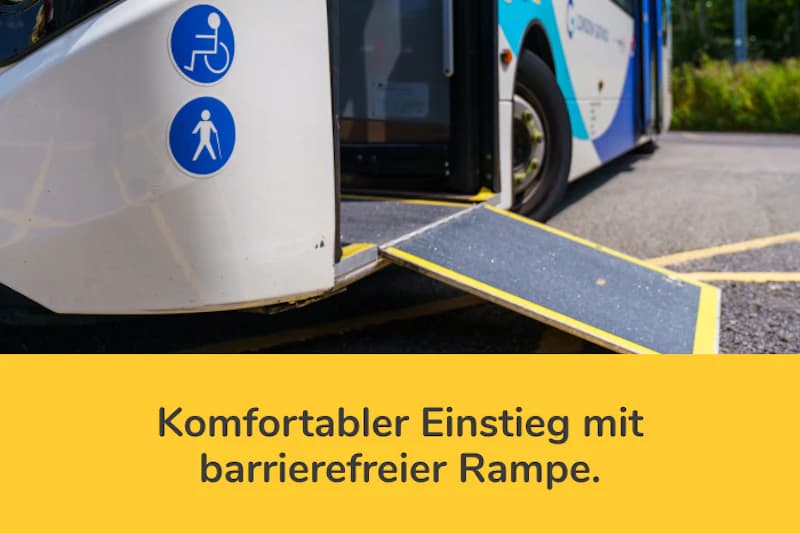 Bus mit ausgefahrener Rampe und Rollstuhl- sowie Fußgängersymbolen am Einstieg.