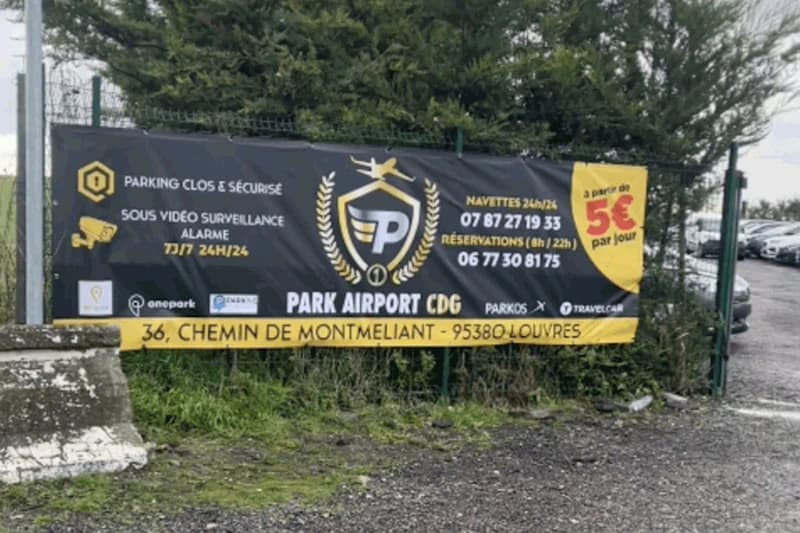 Banner mit Park Airport CDG-Logo an Maschendrahtzaun, Telefonnummern und Preisangabe, dahinter geparkte Autos.