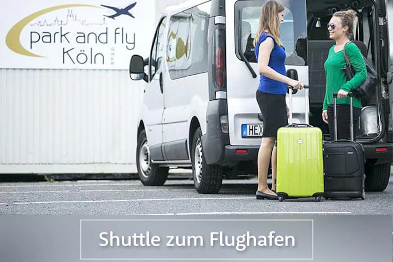Zwei Frauen mit Rollkoffern stehen neben offenem weißen Transferfahrzeug vor einem Park and Fly Köln Container.