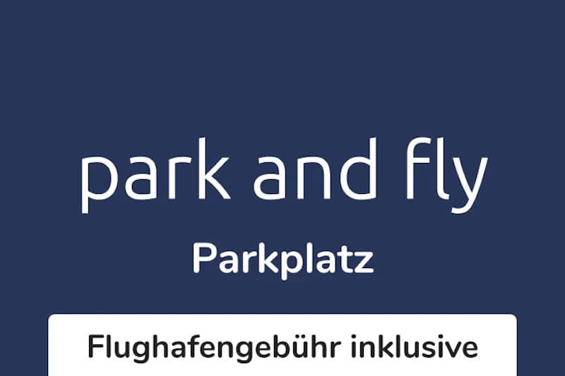 Dunkelblaues Schild mit Markenname park and fly, Schriftzug Parkplatz und Textblock Flughafengebühr inklusive.
