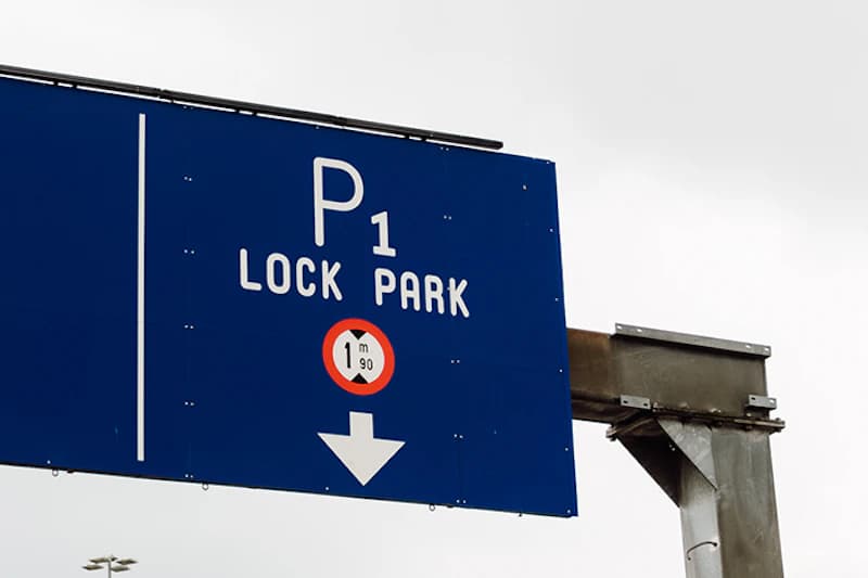 Blaues Schild P1 LOCK PARK mit Höhenbegrenzung 1 m 90 und weißem Pfeil am Flughafen Charleroi.