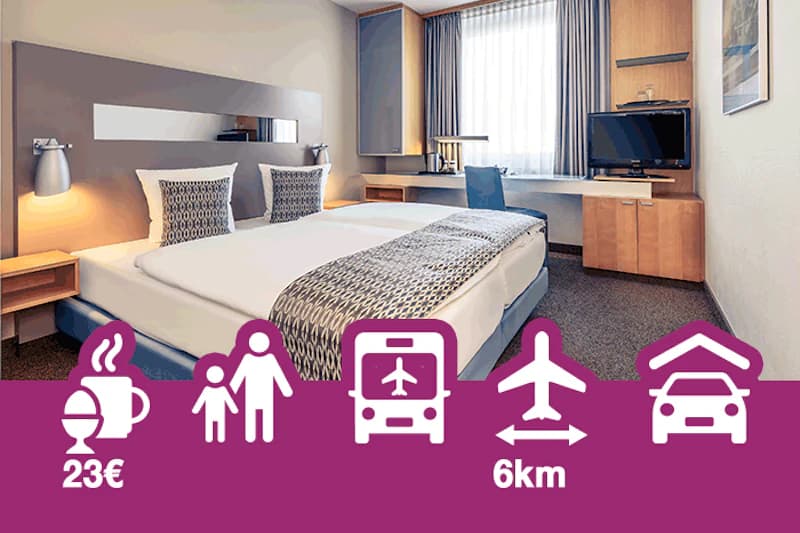Doppelzimmer mit Bett, Nachttischen, Schreibtisch und Fernseher; unten Symbole für Frühstück 23€, Familie, Shuttle, 6km, Parken.