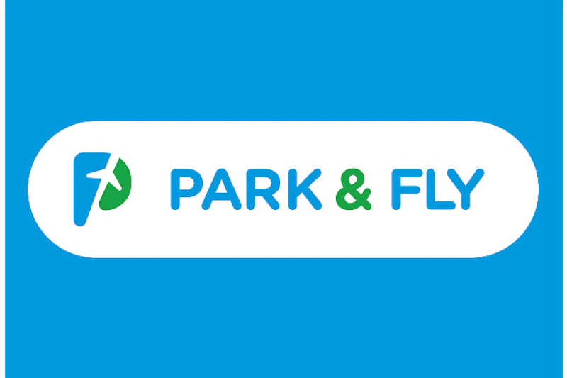 Wortmarke Park & Fly in Blau und Grün auf hellblauem Grund.