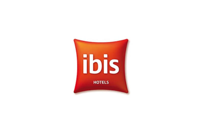 Logo von ibis Hotels.