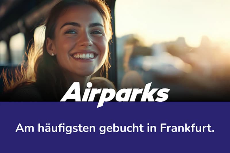 Lächelnde Frau im Auto hinter Airparks-Logo und Slogan Am häufigsten gebucht in Frankfurt.