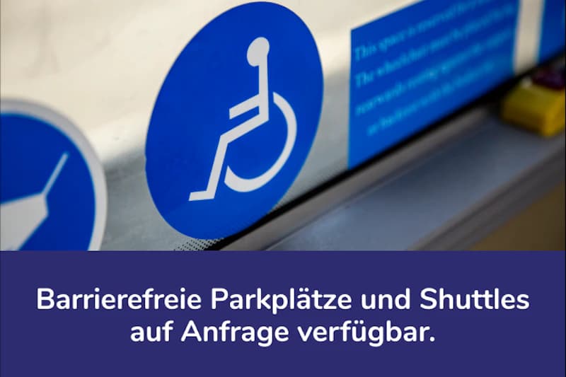 Blauer Rollstuhl-Piktogramm-Aufkleber an einer Glasfläche neben einem Hinweisbanner.