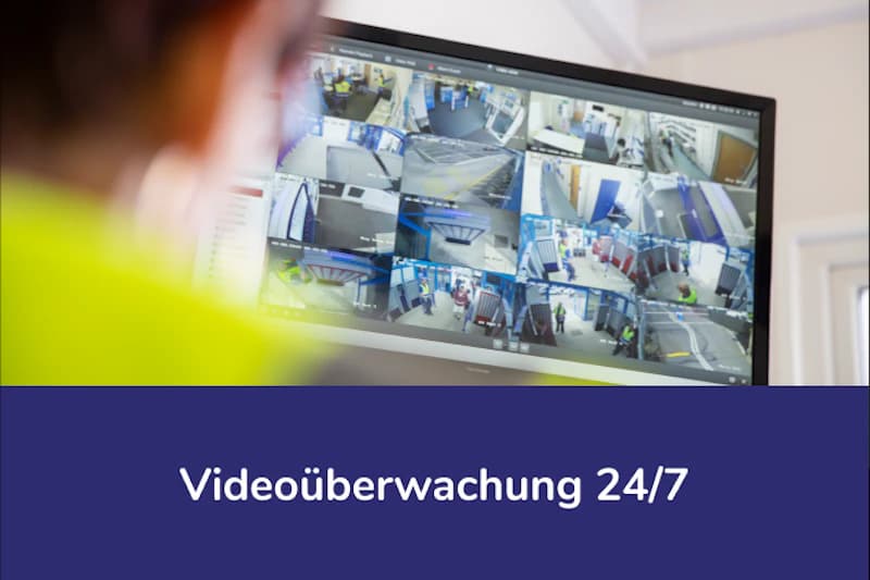 Monitor mit mehreren Überwachungskameraszenen, im Vordergrund unscharfe Person in Warnweste.