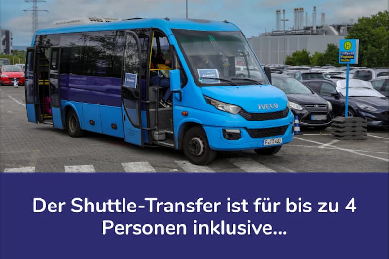 Blauer Transferbus mit offener Tür auf einem Parkplatz vor geparkten Autos am Flughafen Frankfurt.