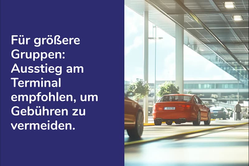 Überdachtes Flughafenvorfeld mit mehreren Autos und Stützpfeilern, links große blaue Tafel mit Text.