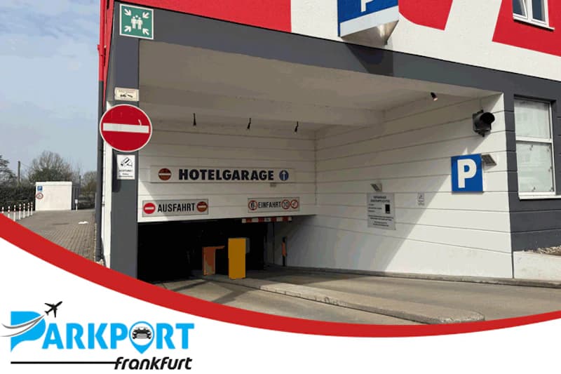 Einfahrt und Ausfahrt einer Hotelgarage mit Schranken, Parkzeichen und Durchfahrtsverbotsschildern.