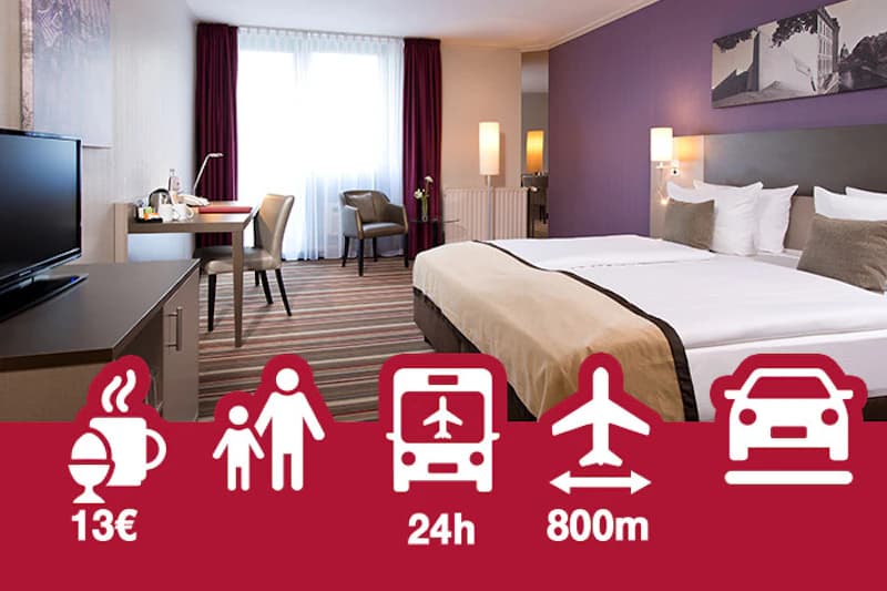 Doppelzimmer mit Bett, Schreibtisch, TV, Sessel und Fenster; rote Leiste mit Symbolen für Frühstück 13€, Familie, Shuttle 24h, 800m, Auto.