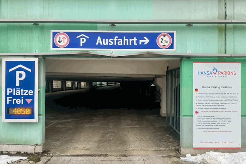 Einfahrt zu Parkdeck mit Ausfahrt-Schild, Höhenbegrenzung 2,0 m, Anzeige Plätze frei 4050 und Hansa Parking Tafel.