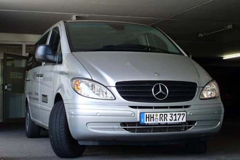 Silberner Mercedes-Van steht frontal in einem überdachten Parkdeck, Kennzeichen HH RR 3177 sichtbar.