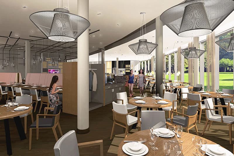 Modernes Hotelrestaurant mit eingedeckten runden Tischen, Stühlen, großen Hängeleuchten und bodentiefen Fenstern.