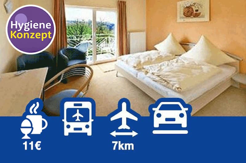 Hotelzimmer mit Doppelbett, Sessel, Schreibtisch und Balkonblick; Hygiene Konzept Logo und Informationssymbole eingeblendet.