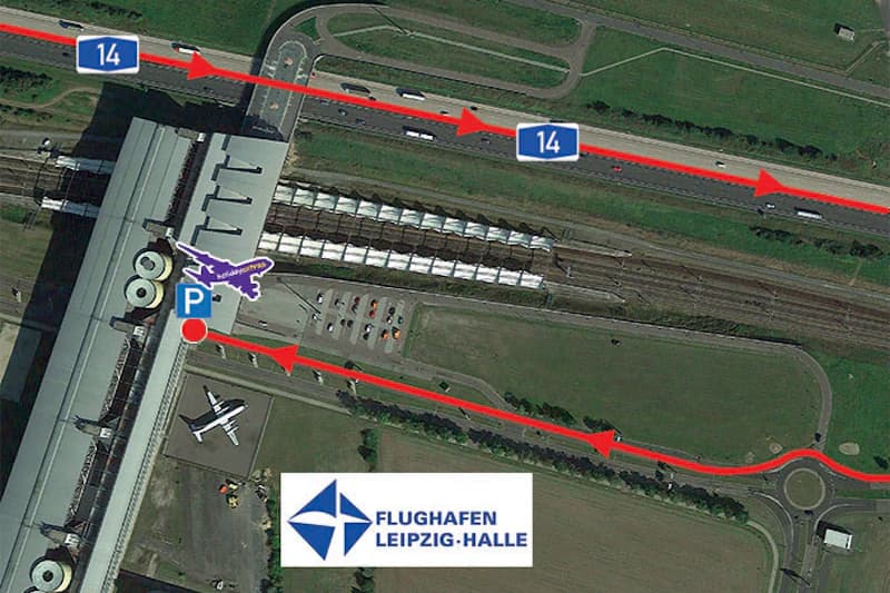 Luftaufnahme Terminal des Flughafens Leipzig-Halle mit Zufahrtsstraßen, roten Pfeilen, Parksymbol und Logo.