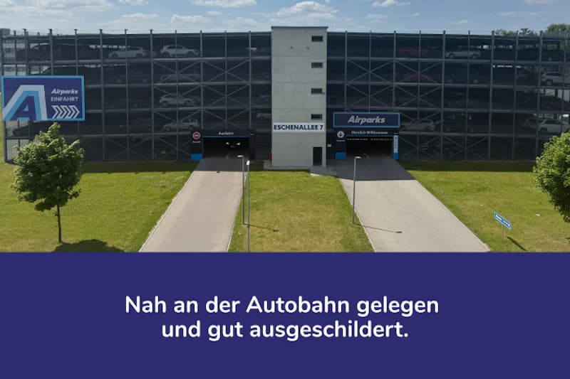 Mehrstöckiges Parkhaus mit zwei Zufahrten, zentraler Aufzugszone und Schildern Eschenallee 7 und Airparks.