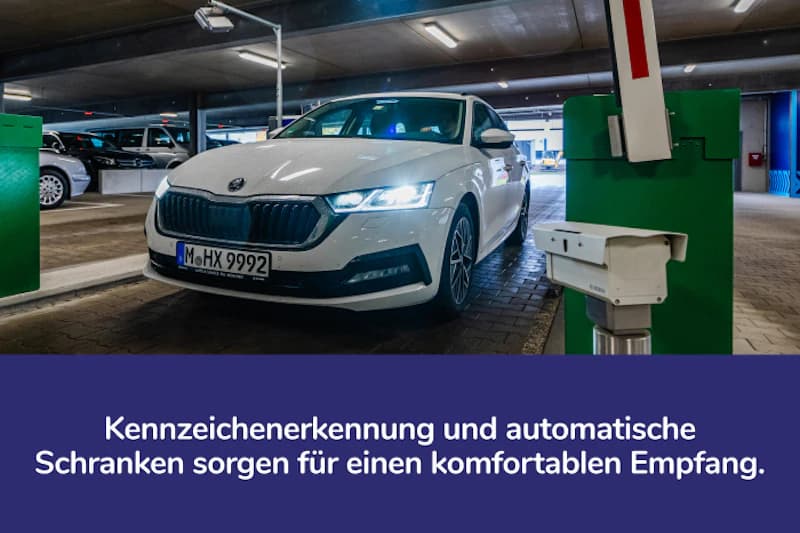 Weißer Skoda vor Schranke in Parkhaus mit sichtbarem Kennzeichen M-HX 9992.