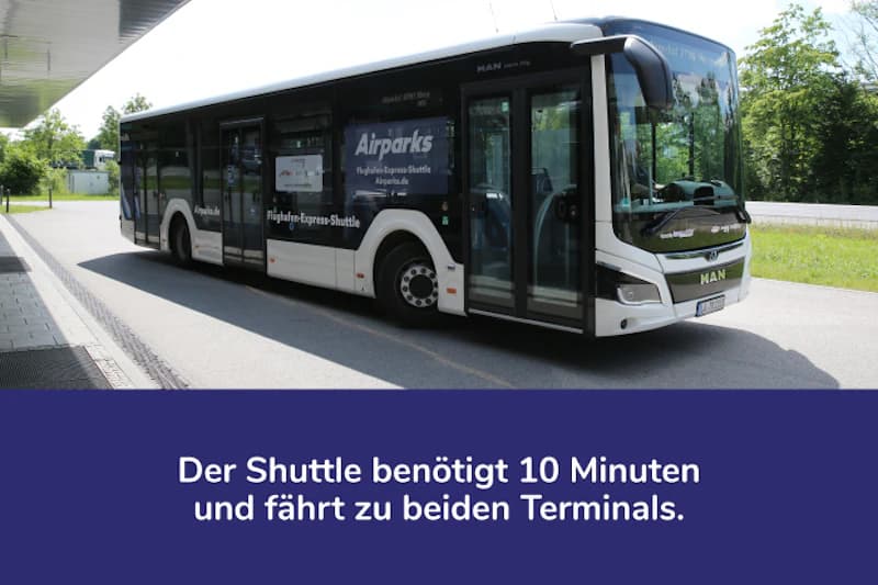 Weiß-dunkelblauer Airparks Shuttlebus an einer Haltestelle am Straßenrand; violetter Banner mit Fahrzeithinweis unten sichtbar.