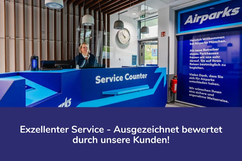 Blauer Empfangstresen mit Airparks Schriftzug, Mitarbeiterin hinter Schutzscheibe und Wanduhr.