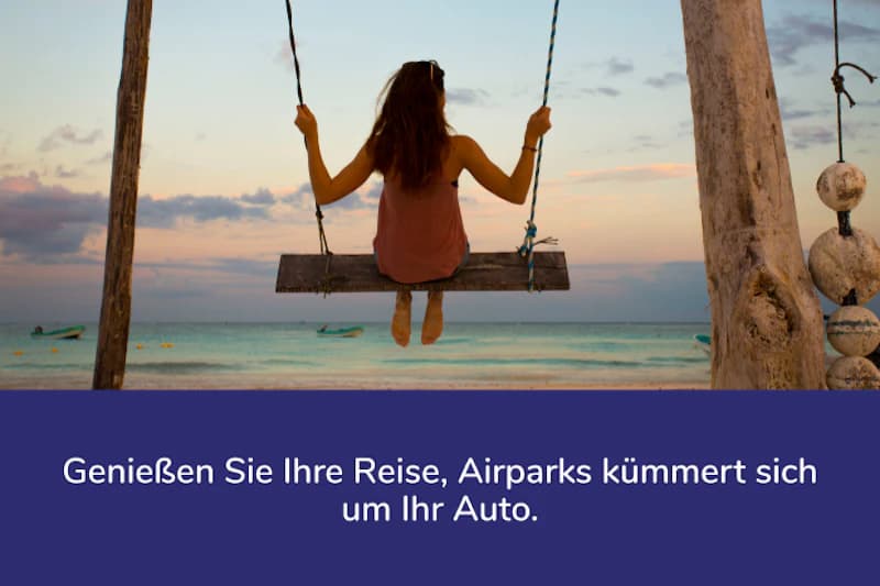 Frau auf hölzerner Schaukel am Strand blickt aufs Meer bei Sonnenuntergang, darunter blauer Banner mit Werbetext von Airparks.