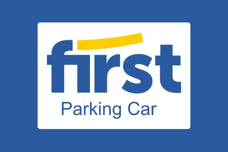 Weißes Schild mit blauem First-Logo und gelbem Bogen auf blauem Hintergrund.