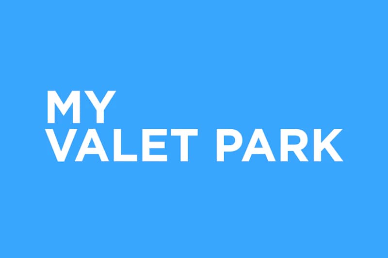 Weißes MY VALET PARK Logo auf hellblauem Hintergrund.