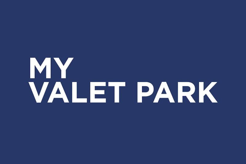 Dunkelblauer Hintergrund mit weißem Schriftzug MY VALET PARK.
