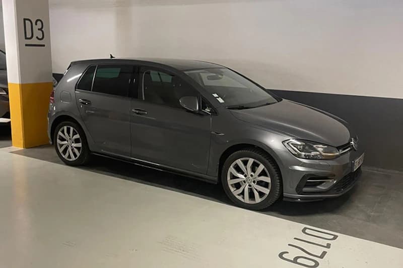 Grau VW Golf in überdachter Parkbox neben Säule mit Kennzeichnung D3.