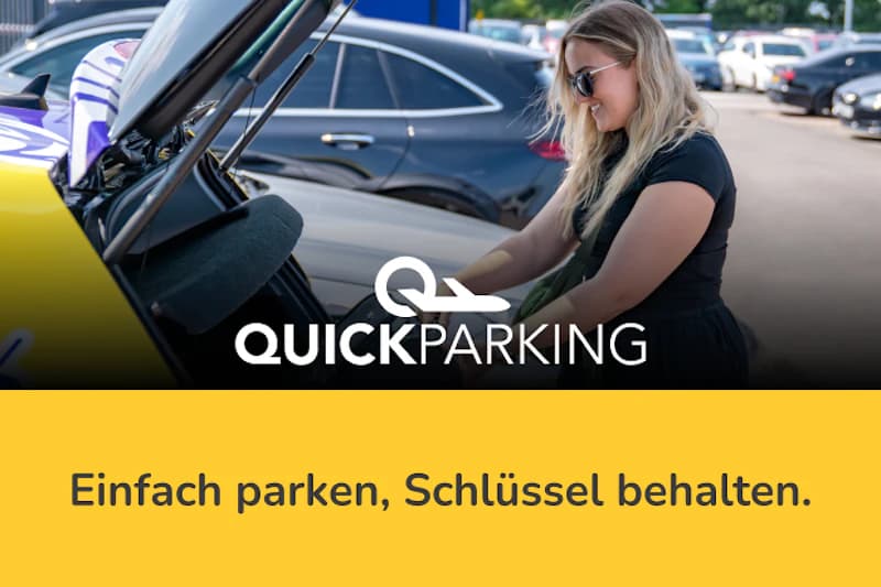 Frau holt Gepäck aus dem Kofferraum eines Autos auf einem Parkplatz, darunter der Text Einfach parken, Schlüssel behalten.