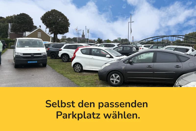 Geparkte Autos auf Rasen und Pflaster neben einem weißen Kleinbus, darunter der Text Selbst den passenden Parkplatz wählen.