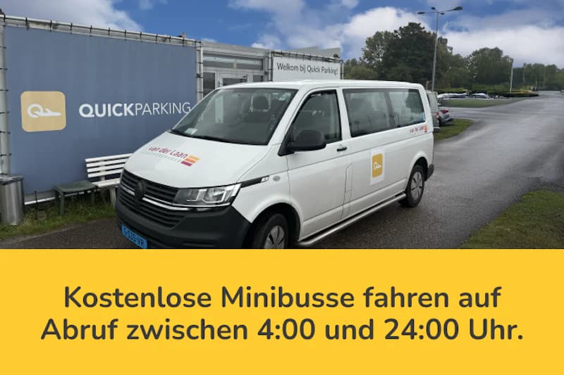 Weißer Kleinbus vor einem Bauzaun mit Quick-Parking-Banner, darunter der Text zu kostenlosen Minibussen von 4 bis 24 Uhr.
