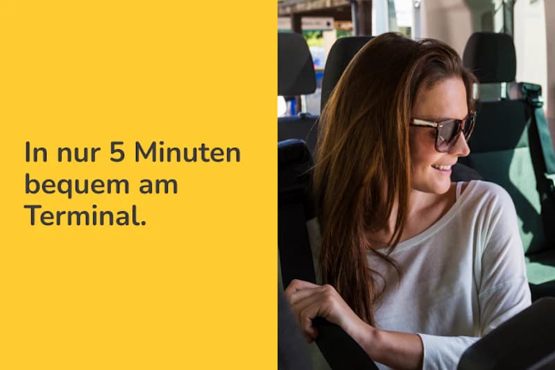 Lächelnde Frau mit Sonnenbrille in einem Bus, daneben der Text In nur 5 Minuten bequem am Terminal.