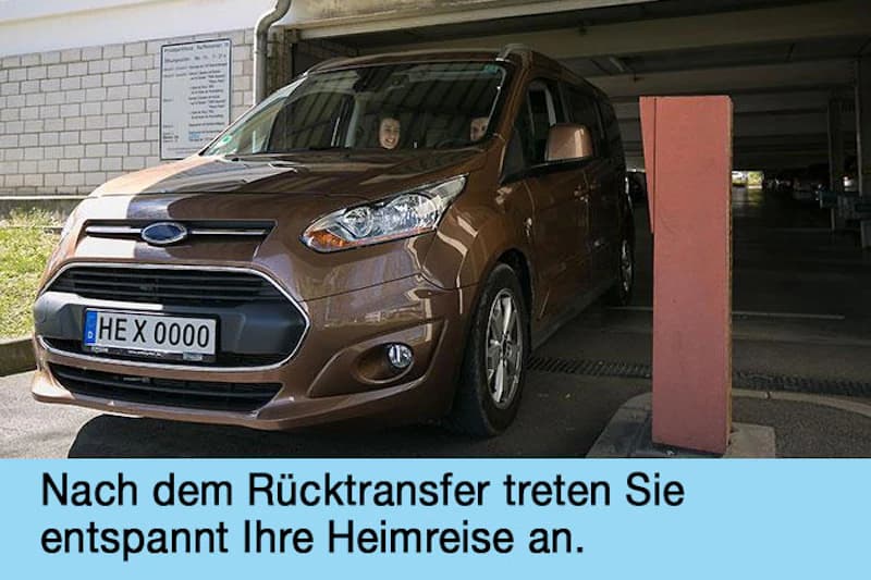 Braunes Auto fährt aus Parkhausausfahrt am Flughafen Stuttgart, zwei Personen im Inneren sichtbar.