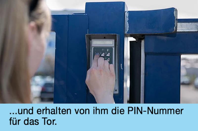 Frau tippt Zahlen auf ein Bedienfeld neben blauem Einfahrtstor, am unteren Bildrand Text mit PIN-Nummer sichtbar.
