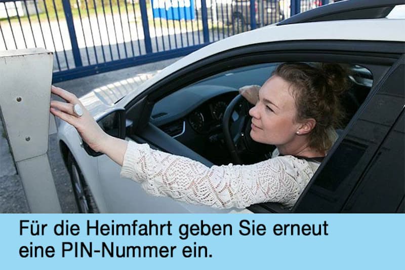 Fahrerin im Auto reicht Arm zum Drücken eines Bedienelements an einer Schranke, Schriftzug zur PIN Eingabe sichtbar.